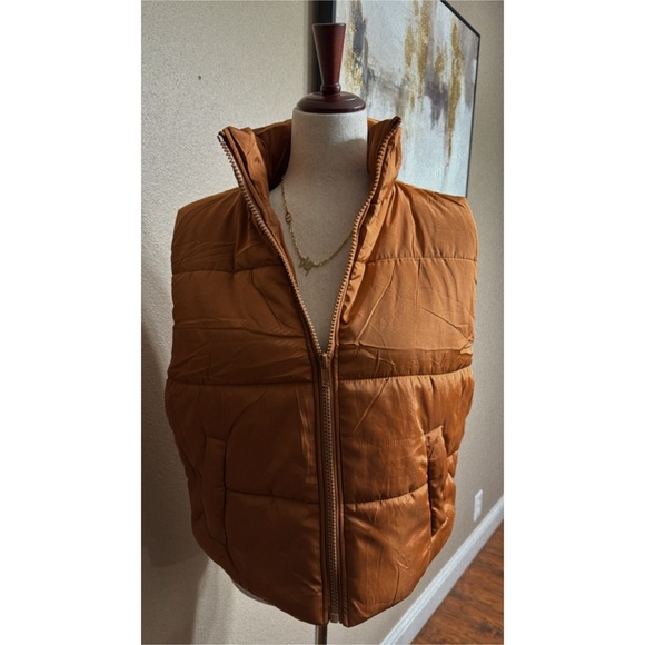 🆕Oversized zip up puffer vest in camel - Picture 5 of 7